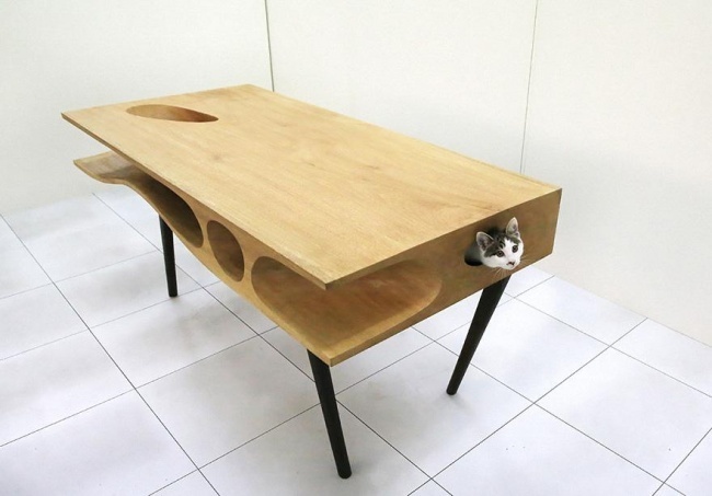Bàn gỗ với những lỗ chui nhỏ thông nhau, dành cho những ai nuôi mèo. Hẳn là có ai đó sẽ mua chiếc bàn này chỉ vì người bạn nhỏ thôi đấy!