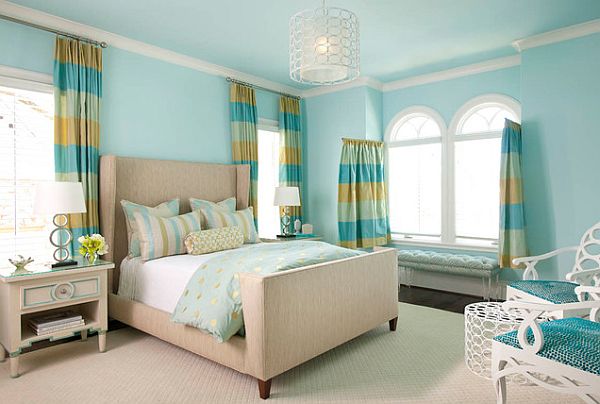 Nếu bạn đang phân vân trang trí phòng ngủ với sắc xanh pastel như thế nào thì đây là một gợi ý tuyệt vời cho bạn. Những chiếc rèm cửa màu xanh pha cam thật tinh nghịch khiến căn phòng trông rất hiện đại chứ không bị chìm đắm trong sự nhẹ nhàng nữa.
