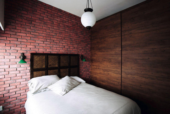 Bức tường gạch cùng tủ tường giấu kín sau cánh cửa gỗ nâu đem lại chất đồng quê ấm áp.