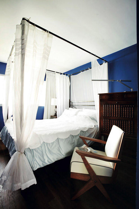 Căn phòng lấy cảm hứng từ biển với hai tông màu xanh-trắng giống như trong một khách sạn bên bãi biển. Không gian nơi này lãng mạn sẽ giúp bạn có được những giấc ngủ ngon.