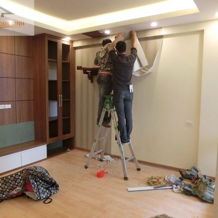 Thực hiện dán giấy tường phòng khách chung cư 183 Hoàng Văn Thái