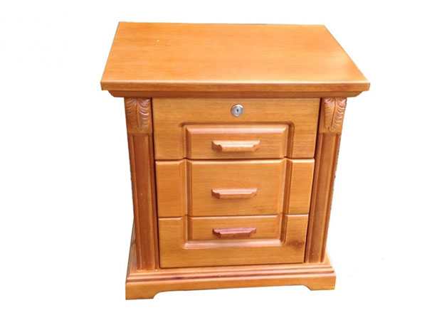 Một chiếc tủ được làm từ gỗ Chò Chỉ