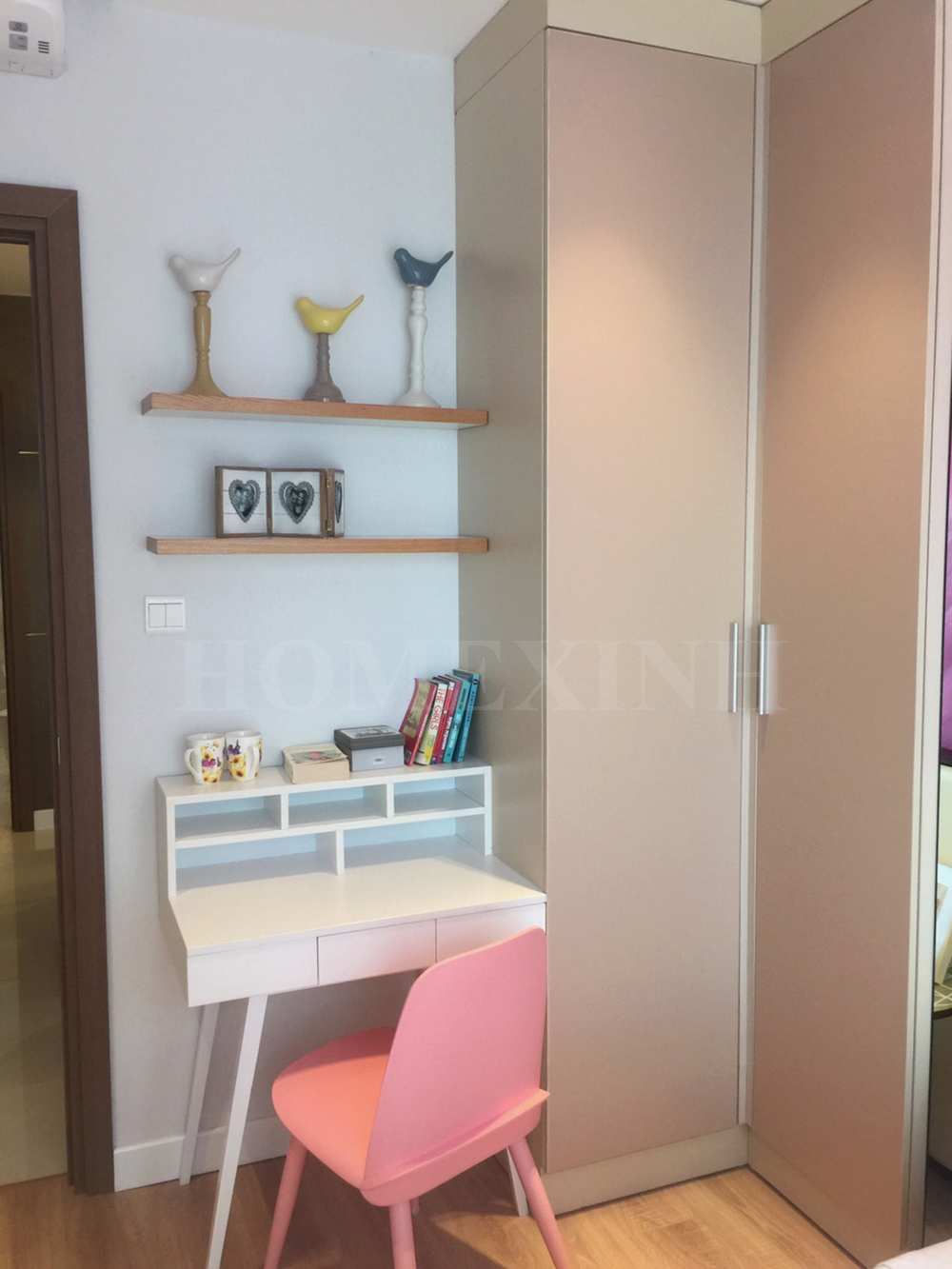 Bàn học và đợt treo phù hợp Bàn học và đợt treo phù hợp